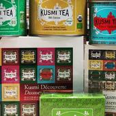 Kusmi tea - to je nestarnúca legenda a skutočný zážitok pre milovníkov čaju. 

140 rokov ponúka Kusmi Tea čajové zmesi tej najvyššej kvality.
Čajové zmesi sú vyrobené v súlade s tradíciou výhradne ručne a z celých čajových lístkov, ktoré pochádzajú z Číny, Indie a Srí Lanky. Delikátna chuť a vôňa je dovedená k dokonalosti vzácnymi extraktmi, ako sú vanilka z Madagaskaru, bergamot z Kalábrie alebo ovocie a kvety z francúzskeho Grassu. Porciované čaje sú balené v ručne šitých vrecúškach z mušelínu a uložené v nádherných ikonických krabičkách.

Kvalita a chuť týchto čajov vás dostanú 😉🙏

#kusmitea #detox #muselinovevrecuska #uzasnachut #obchodbio