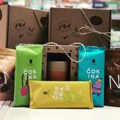 Čo ukrývajú darčekové 🎄boxy od značky LYRA ? 

pre milovníkov čokolády len to najlepšie🍫, vyber produktov v mliečnej aj horkej rade … 👍

Balenie 3 Maximum tubusov - dražované produkty v najvyššej kvalite 🍀👍

a pre tých čo majú radi horúcu čokoládu porcelánová šálka s 1,5kg 😉🍫 čokolády 🍫

#lyrachocolate #cokoholik #vianoce #darcekoveboxy #obchodbio